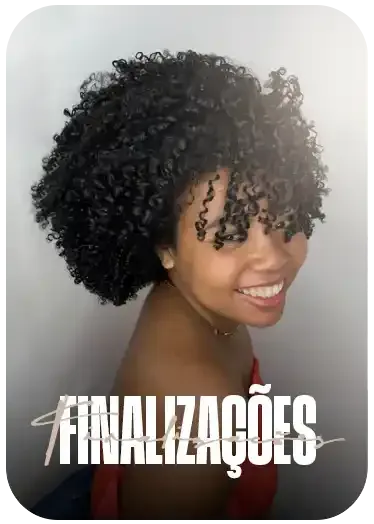 Finalização de cabelo cacheado no Cachos da Pretta